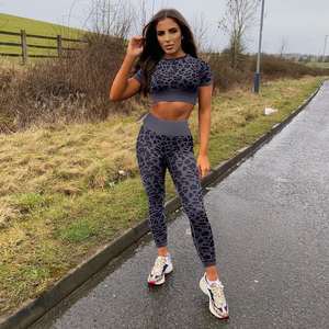 Shorts de Yoga Sin Costuras para Mujer - Leggings Deportivos Transpirables de Nailon y Spandex - Product Image 3