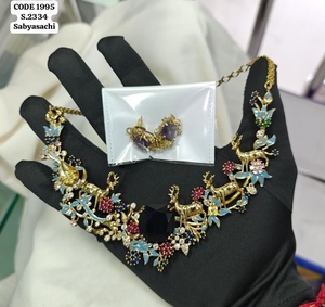 Ensemble de bijoux ethniques plaqué or antique avec collier émaillé motif cerf unique et boucles d'oreilles clous, vente en gros pour fournisseurs - Product Image 2