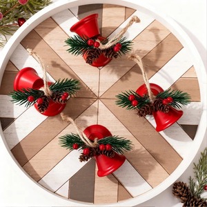 Campanas colgantes de plástico rojo con ramitas de pino y bayas, adornos navideños redondos - Product Image 5