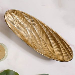 Bandeja Decorativa Ovalada de Latón Dorado con Diseño de Hojas, Moderna y Ecológica, para Servir - Product Image 1