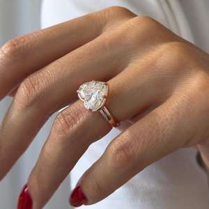 Impresionante Anillo de Compromiso con Diamante Cultivado en Laboratorio en Forma de Corazón de 5 Quilates, Engaste de Puntas, Oro de 14k, Diamante en Forma de Corazón, Certificado IGI - Product Image 5