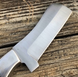 มีดทำมือ J2 Steel Bull Cutter ใบมีดคงที่สำหรับล่าสัตว์ ด้ามเรซิ่น พร้อมปลอกหนังปั๊มลาย - Product Image 4