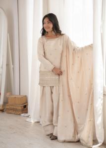 Ensemble de vêtements festifs pour femmes, tunique en soie romaine de luxe, pantalon Farshi, broderie Dori, bordure à sequins, écharpe, finitions cousues - Product Image 1