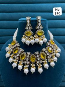 Conjunto de collar Kundan chapado en oro para novias indias con perlas de imitación y pendientes a juego de circonita para fiestas de boda de mujeres - Product Image 1