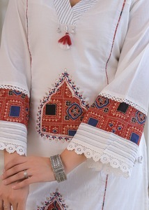 Traje de Mujer Blanco de Algodón Bordado con Dupatta Color Mostaza, Estilo Tradicional, Corte Regular, Largo hasta la Rodilla, Secado Rápido, Multi-estación - Product Image 5