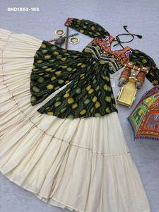 Lehenga Crème en Coton Pur de Créateur avec Dentelle Rubanée et Volants Évasés - Blouse Fantaisie Brodée et Imprimée - Exportateur Indien - Product Image 4