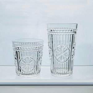 Vaso Alto Irrompible de Plástico con Diseño Floral en Relieve - Product Image 3