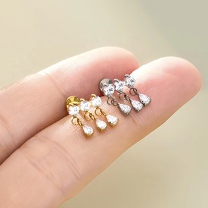 Pendientes de Cartílago Personalizados al por Mayor de Titanio G23 con Rosca Interna, 3 Circonitas Redondas y Circonita con Corte Triple en Forma de Pera - Product Image 5
