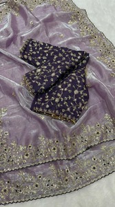 Sari en soie violette avec broderie dorée et travail de sequins sur le pallu, et blouse cousue pour les occasions de mariage - Product Image 1