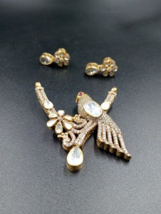 Juego de Aretes con Colgante de Águila Chapado en Oro Vintage para Mujer, Marca Amaira Jewels, con Cristal y Circonita, Estilo Clásico - Product Image 3