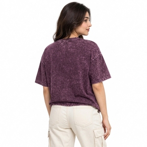Streetwear tendance conçu pour compléter les t-shirts délavés pour femmes, avec des tissus doux et des looks contemporains pour un style décontracté au quotidien. - Product Image 6