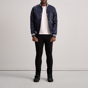 เสื้อแจ็คเก็ตบอมเบอร์ผู้ชายสีน้ำเงินกรมท่าแบบคลาสสิก ผ้าซาติน ติดกระดุมแป๊ก แจ็คเก็ตเบสบอลผ้าไหมเงา แต่งแถบผ้าริบบิ้นตัดสี - Product Image 3