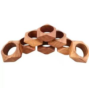 Anneaux de serviette en bois design faits à la main, accessoires de table, bois naturel, écologiques, durables, personnalisables, pour fêtes - Product Image 1