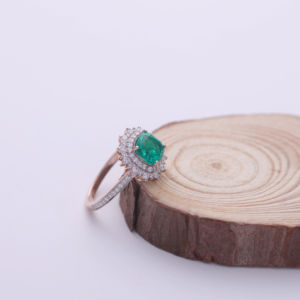 Anillo con Halo de Diamantes Verdes Cultivados en Laboratorio, Corte Cojín de 1.40CT, con Acento de Diamantes Redondos en Oro Rosa/Amarillo/Blanco de 14K con Baño de Rodio - Product Image 1