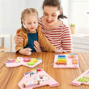 Pannello Attività Dinosauro 11-in-1, Gioco Sensoriale in Legno per Bambini, Colore Rosa - Product Image 6