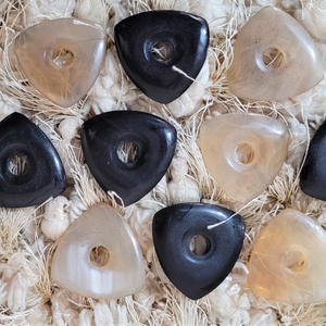 Juego de 10 púas triangulares exóticas de cuerno de búfalo real con orificio para un mejor agarre al mejor precio - Product Image 5