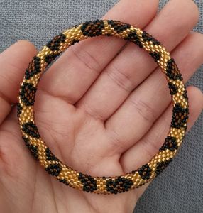 Brazalete de ganchillo con cuentas de cristal con patrón de leopardo, joyería de cuentas de cristal doradas y negras para mujer, accesorio de pulsera tubular hecho a mano - Product Image 1