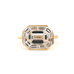 Anillo de Diamante Cultivado en Laboratorio con Corte Esmeralda de 2.5ct, Certificado IGI, con Halo Octogonal de Baguette, Engaste de Bisel en Oro Amarillo de 18K - Product Image 3