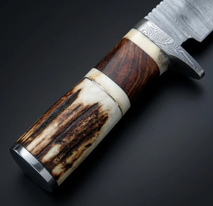 Couteau de chasse artisanal en acier Damas avec manche en corne de cerf et bois |   Couteau de camping extérieur personnalisé avec étui en cuir - Product Image 3