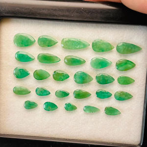 พลอยมรกตธรรมชาติจากแซมเบีย รูปทรงลูกแพร์ น้ำหนัก 18.67 กะรัต คุณภาพดี สีเขียวสวยงาม เงางาม ขัดเงาอย่างสมบูรณ์แบบ เหมาะสำหรับทำเครื่องประดับ - Product Image 2