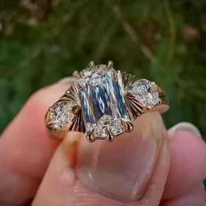 Anillo de Tres Piedras con Corte Cruzado y en Forma de Pera de Moissanita de 3.01CT, Plata 925 Original con Baño de Oro, Regalo Moderno para Novia - Product Image 6