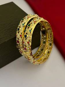 Bracelets traditionnels indiens en laiton imitation perle Jadau pour mariage |   Bijoux ethniques tendance pour femmes, de créateurs, pour mariages - Product Image 1