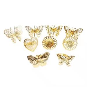 De magnifiques anneaux de serviette en métal en forme de cœur offrent une élégance discrète qui ne s'entremêle jamais à la présentation des aliments. - Product Image 5