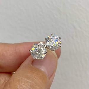 Boucles d'oreilles classiques à 6 griffes en diamant de laboratoire, plaqué or 9 carats, taille brillant, solitaire, diamants remplis certifiés IGI, pour femme, haute joaillerie - Product Image 1