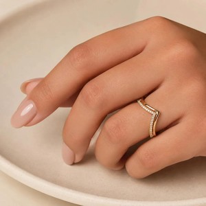 Magnifique alliance de mariage en or massif 10K 14K 18K avec diamant de laboratoire rond certifié IGI, couleur DEF, clarté VVS-VVS, double courbure, style chevron - Product Image 5