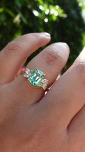Anillo de compromiso clásico para mujer con circonita talla cojín y engaste de oro de 18K - Product Image 4