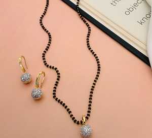 Mangalsutra de una sola piedra chapada en oro delicado más elegante y exigente con pendientes para niñas y damas recién casadas - Product Image 4