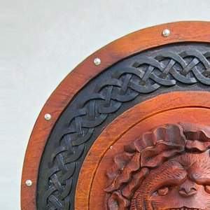 Bouclier rond en bois rustique de style viking, artisanat classique nordique fait main pour l'affichage et les costumes historiques - Product Image 5