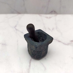 1:12 casa de muñecas accesorios en miniatura cocina escena modelo casa de muñecas resina ajo golpeador simulación tarro de piedra accesorios de decoración - Product Image 1