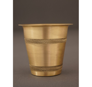 Verre à boire traditionnel en laiton, finition martelée décorative, gobelet élégant en laiton massif avec motif en relief - Product Image 1