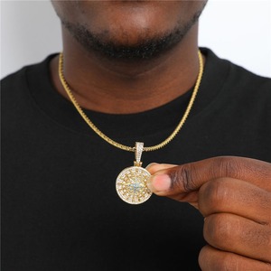 Nuevo Collar con Colgante de Brújula con Diamantes Azules y Baño de Oro para Hombre y Mujer, Estilo Hip-Hop - Product Image 3