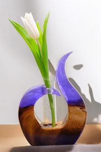Vase de table en résine unique, objet décoratif fait main pour les étagères et la décoration de table du salon - Product Image 1