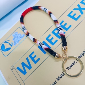 WE HERE EXPORTS Porte-clés de poignet tendance pour femme, fait main, avec perles de rocaille, pierres imitation perle et éléments à insérer pour ongles, cadeau bleu - Product Image 1