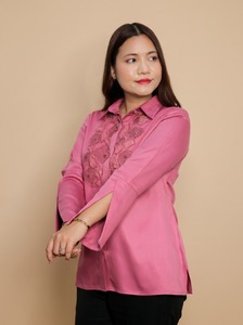 CELIO เสื้อเชิ้ตผ้าฝ้ายกิซ่าสีชมพูพรีเมียมสำหรับผู้หญิง น้ำหนักเบา ระบายอากาศได้ดี และเหมาะสำหรับทุกฤดูกาล - Product Image 2
