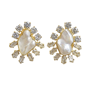 Pendientes de Perlas Barrocas Chapados en Oro de 18K para Mujer - Diseño Floral Étnico Vintage con Incrustaciones de Circonio - Product Image 1