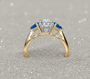 Anillo de compromiso de tres piedras con diamantes cultivados en laboratorio Stonewels, zafiro azul en forma de pera, piedras laterales con milgrain, navette, oro vintage. - Product Image 3