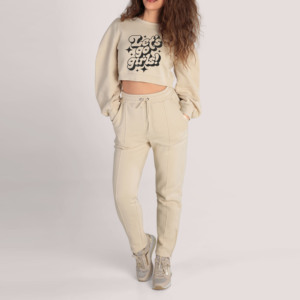 Sudadera corta color crema para mujer, manga larga, cuello redondo, corte holgado, informal, con estampado Let's Go Girls - Product Image 2