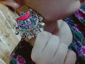 Boucles d'oreilles tribales afghanes Kuchi uniques avec plaques hexagonales en argent, pendentifs délicats à maillons de chaîne et breloques de pièces de monnaie traditionnelles - Product Image 4