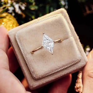Anillo Solitario con Corte Triangular de 2 Quilates en Oro Amarillo de 14K, Anillo de Diamantes con Diamante Creado en Laboratorio con Certificado IGI para Mujer - Product Image 3