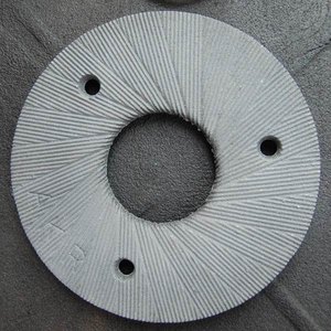 Flange métallique circulaire côtelée avec trou central et trois trous de fixation, composant moulé - Product Image 4