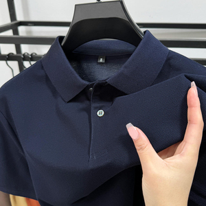 เสื้อเชิ้ตผู้ชายสีกรมท่า ผ้าโพลีเอสเตอร์ ติดกระดุม แขนสั้น สีพื้น ระบายอากาศได้ดี ทรงลำลอง ความยาวปกติ มีโลโก้ด้านหน้า มีสินค้าพร้อมส่ง - Product Image 1