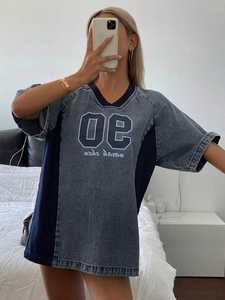 เสื้อเจอร์ซีย์เดนิมโอเวอร์ไซส์สำหรับผู้หญิง คอวี 90 องศา สไตล์สตรีทแวร์ เสื้อกีฬา ผ้าฝ้ายฟอก ซัพพลายเออร์ขายส่งแบบ OEM - Product Image 3