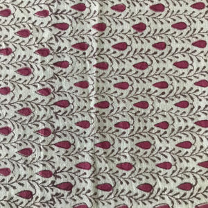 Tela de algodón estampada a mano – Diseño floral de enredaderas repetidas en color granate sobre base natural |   Venta al por Mayor de Textiles Indios - Product Image 3