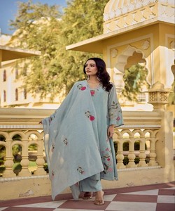 Ensemble haut et bas en soie Chanderi avec broderie, style Riche Look, avec dupatta, tenue de fête, prix de gros, vêtement ethnique, bleu ciel - Product Image 2