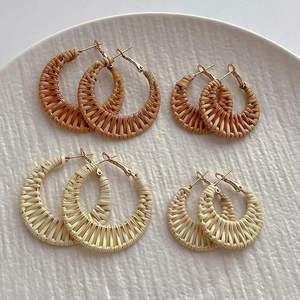 Boucles d'oreilles géométriques en rotin d'été du Vietnam, légères, écologiques, minimalistes et bohèmes, cadeau de beauté pour femmes - Product Image 2