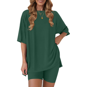 Ensemble 2 pièces en tricot rouge pour femmes, haut à col rond ample à manches courtes avec short au-dessus du genou, uni, respirant, décontracté, pour le printemps et l'été - Product Image 4